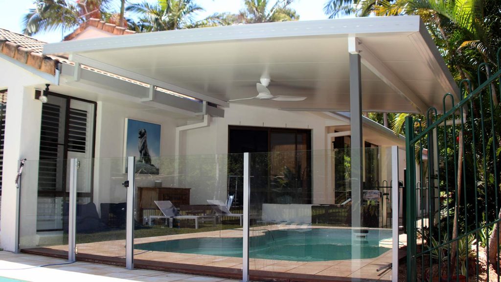 The alfresco entertaining area in byron bay, with ceailing fan and colourbond roof